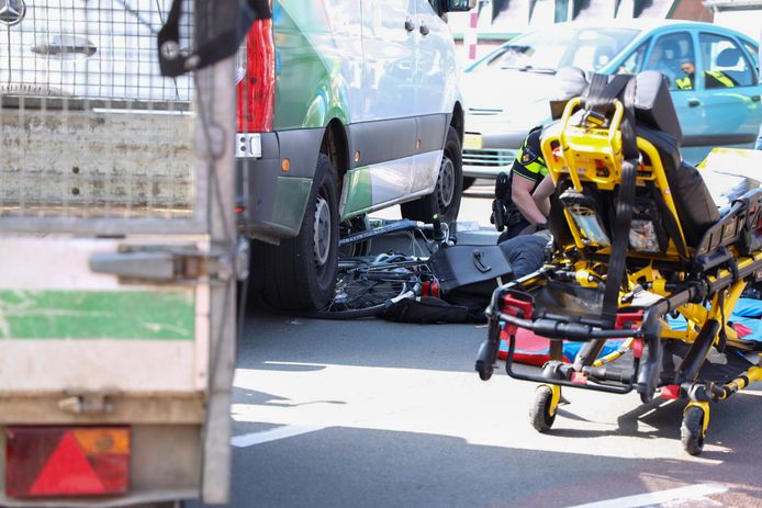 Hulpverlening na de aanrijding tussen een fietser en een bestelwagen op de President Kennedylaan in Velp.