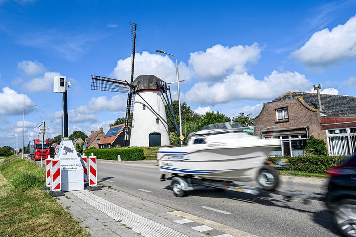 Heense Molen heeft sinds de aanleg van de A4 last van het vele verkeer dat door het dorp heen raast. Na jaren klagen is er eindelijk een mobiele flitspaal neergezet.