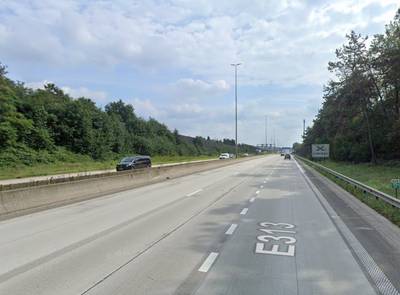 Vrouw (36) uit Hasselt springt uit rijdende auto op E313 wanneer losgeslagen wiel tegen wagen botst