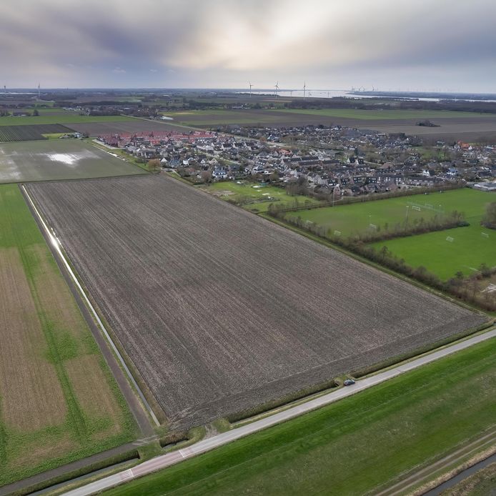 Dit gebied ten oosten van Willemstad is in beeld voor een wijk met zo'n 150 woningen. De vraag naar nieuwe huizen is groot, zegt de gemeente.