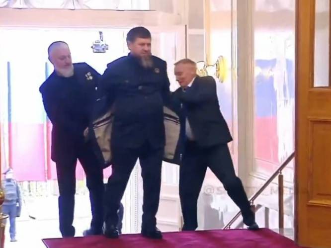 KIJK. ‘Bloedhond van Poetin’ Kadyrov (47) heeft moeite om jas uit te trekken op eedaflegging