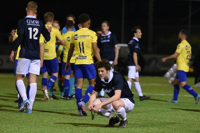 De verslagenheid druipt van het gezicht bij Quick-speler Steyn Wijsman (gehurkt) na de verloren wedstrijd bij Dongen.