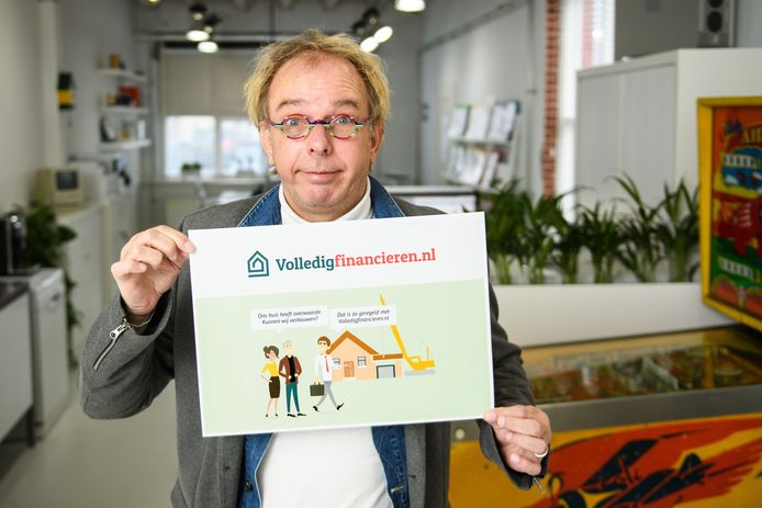 Stef Wessels, directeur van SindsNu, met de cartoon die werd geweigerd vanwege racisme.