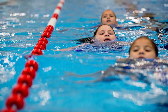 Oefenen voor zwemdiploma B in zwembad de Waalslag in Tiel.
