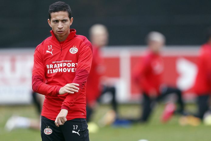 Mauro Júnior in actie bij de training van PSV.