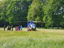 Politieheli landt in Oss voor ernstig zieke 6-jarige: het is zijn allerliefste wens agent te worden