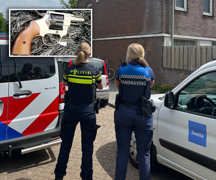 De politie heeft op last van de burgemeester een drugspand in Zwolle voor drie maanden gesloten. Agenten vielen de woning in april binnen en vonden drugs, contant geld en een doorgeladen vuurwapen.