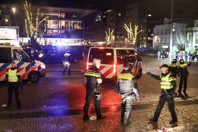 De politie in Leeuwarden zette bij het gerechtsgebouw op het Zaailand de ME in om een grote groep mensen te verwijderen die onder meer met vuurwerk gooiden. Er werden vijftien arrestaties verricht.