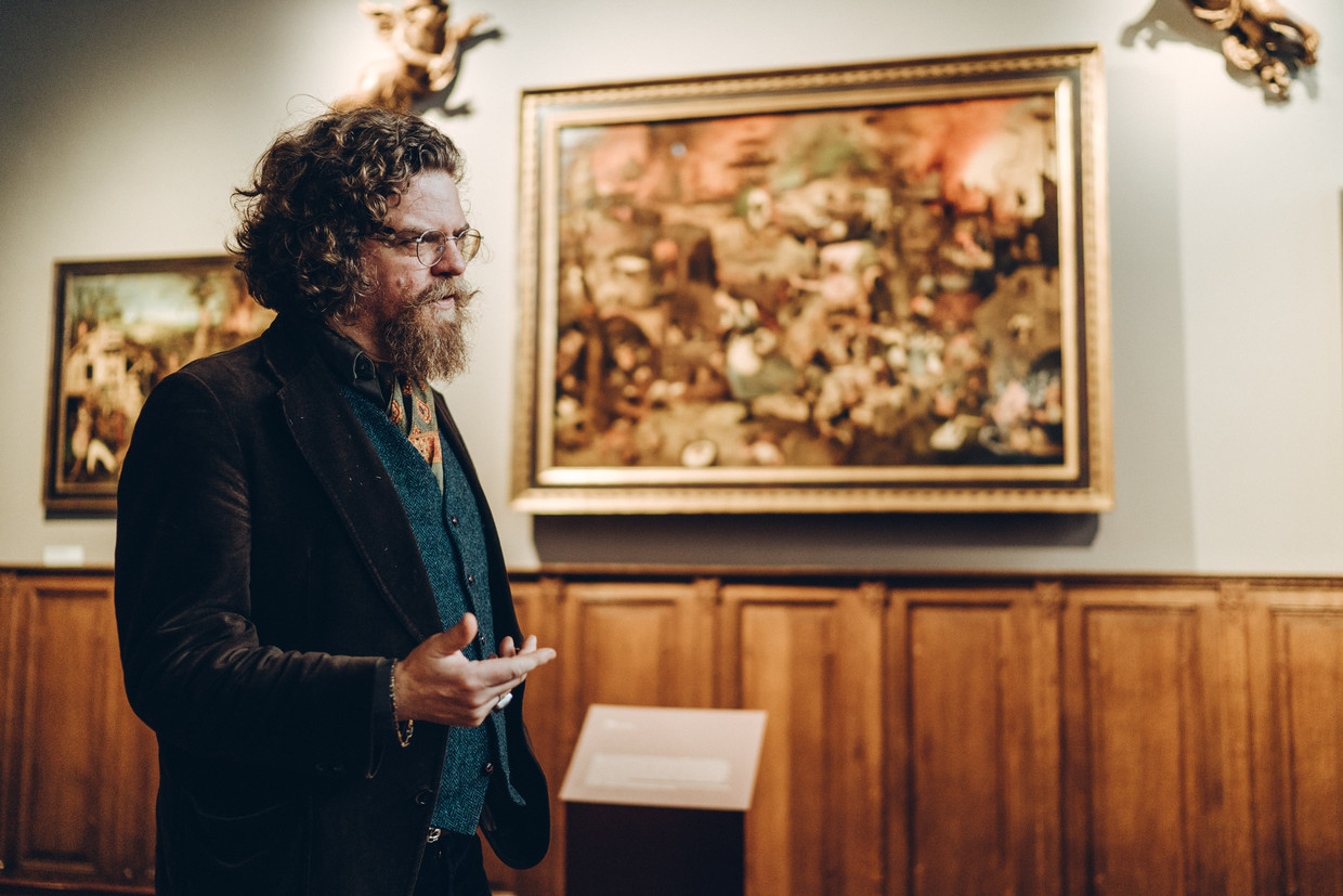 Jeroen Olyslaegers in het Museum Mayer van den Bergh in Antwerpen. Beeld Thomas Sweertvaegher