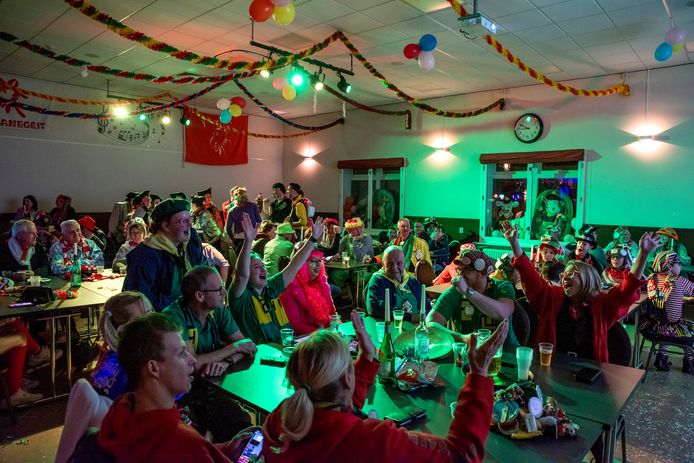 Prins Noot is niet alleen de hoogheid van ’t Sanegat (Huijbergen) maar ook een uitstekend quizmaster, zo bleek zaterdagavond in mfc de Kloek in Huijbergen tijdens de Sanegatse Quiz. 

De Sanegatse Quiz was een spiksplinternieuw onderdeel in het Huijbergse carnavalsprogramma. ,,Benieuwd wat het gaat worden”, vroeg Bertus Linders, voorzitter van carnavalsstichting De Sanegat, zich voorafgaande aan de quiz af. Hij kreeg al snel antwoord. De quiz telde rond de honderd deelnemers verdeeld over verschillend ploegen en daar waren ze bij de stichting dik tevreden over.