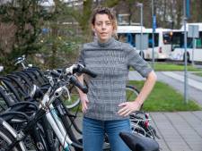Myrthe verloor haar moeder door een fatale val met de fiets, nu pleit ze voor een helm: ‘Het kan heel veel leed voorkomen’
