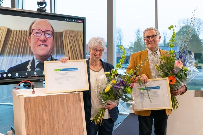 Het echtpaar Elbert Vissers en Wilma Vissers-Hubers is dinsdag 20 april 2021 onderscheiden met 'De Zwijndrechtse Heugel'. Burgemeester Hein van der Loo reikte namens het gemeentebestuur van Zwijndrecht de gemeentelijke onderscheiding uit aan het verraste echtpaar, dat naar Brabant verhuist.