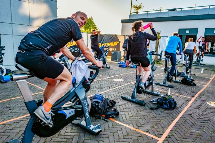 Sportschool Bezemer uit Alphen aan den Rijn heeft de spinninglessen naar buiten verplaatst.