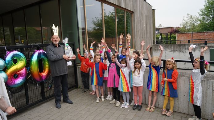 Meester Tony werd vrijdag in de bloemetjes gezet bij basisschool De Vierklaver in Temse.