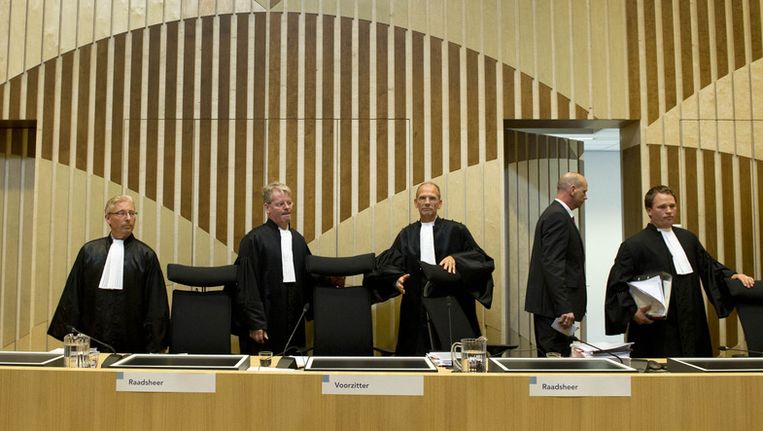 VLNR) Raadsheer Hoekstra, voorzitter Velthuisen en raadsheer Steinhaus voor aanvang van de behandeling van het hoger beroep in het Amsterdamse liquidatieproces Passage in het nieuwe Justitieel Complex op Schiphol. Beeld anp