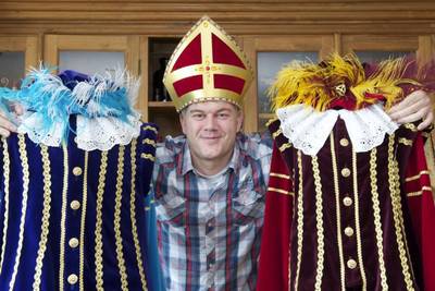 Deze Nunspeter is dé man achter de kostuums van Sint en piet: ‘Ik ken zeker 100 sinterklazen’