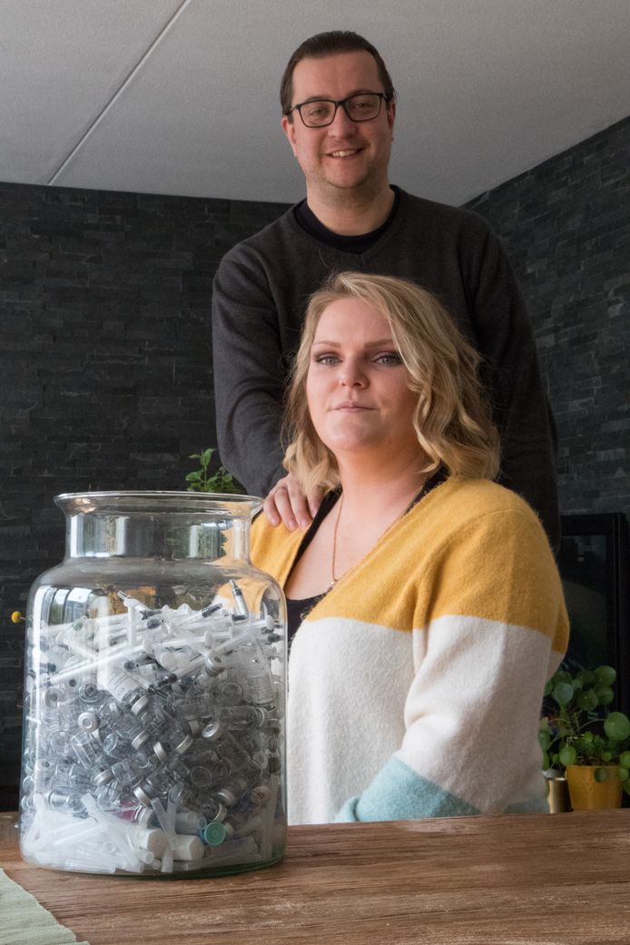 Alle spuiten en ampullen in een pot.