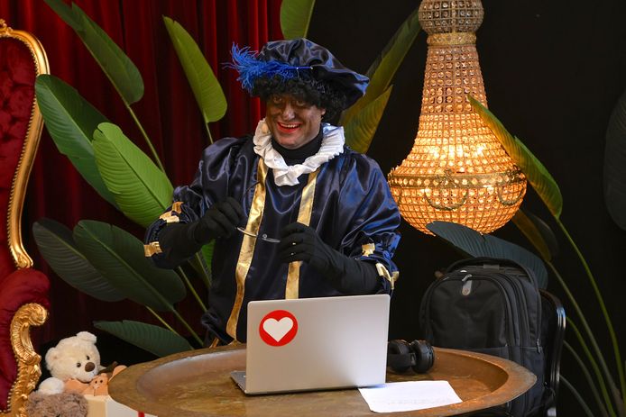 Sinterklaas en de Pieten kwamen zaterdag naar het stadhuis van Roeselare om te videochatten met de kinderen.
