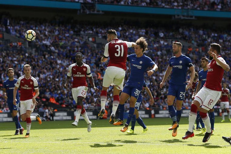 De Duits-Bosnische Sead Kolasinac (31) van Arsenal kopt de gelijkmaker binnen. Beeld afp