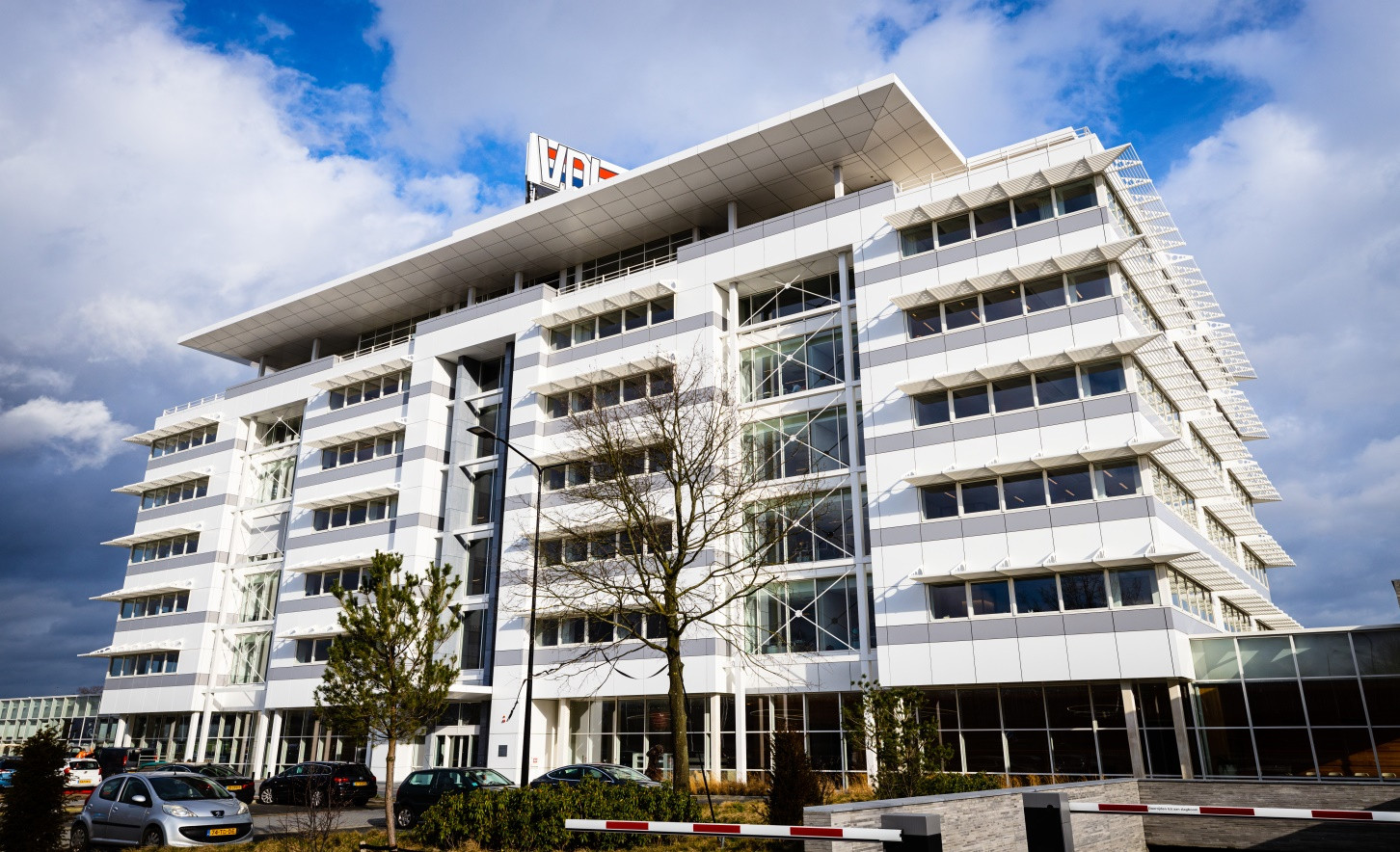 over de vloer en tal van Kamervragen de lijntjes zijn