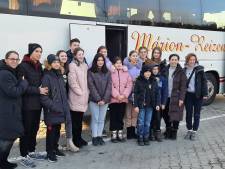 Jonge vluchtelingen veilig met kerkbus in IJsselmuiden aangekomen, extra stapelbedden meer dan welkom