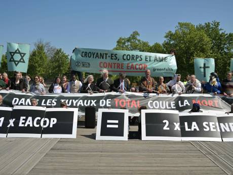 TotalEnergies en Afrique: des militants écologistes et des croyants s'enchaînent à Paris