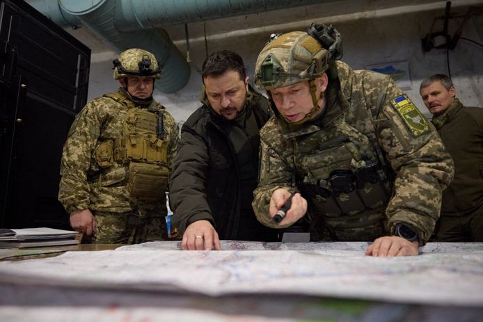 Foto ter illustratie. De Oekraïense president Volodymyr Zelensky (midden) tijdens een militair overleg vorig jaar.