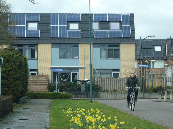 Woningen met zonnepanelen aan De Akker in Lopik.