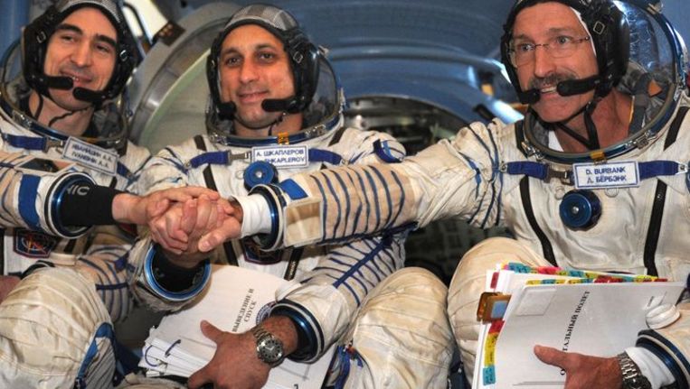 Rusland heeft besloten drie astronauten te evacueren uit het ISS. Beeld afp