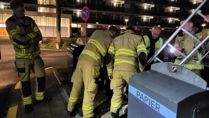 Man laat tablet met dierbare herinneringen in container vallen, brandweer schiet te hulp