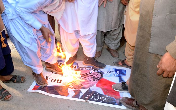 Pakistanen in de stad Quetta staken maandag een foto van Frans president Emmanuel Macron in brand.