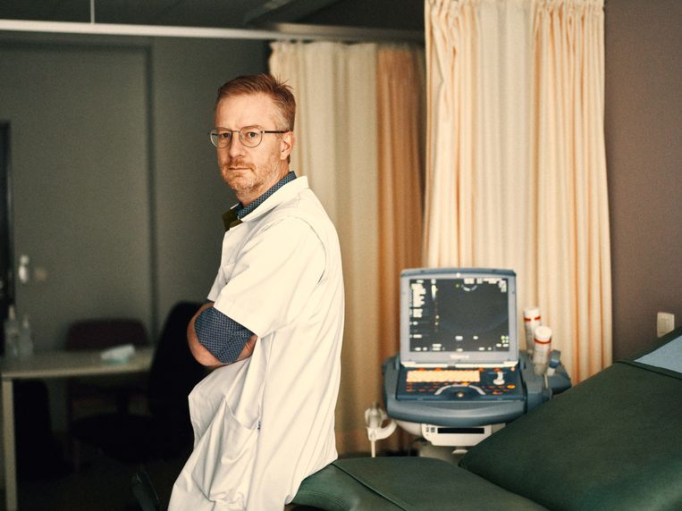 Jasper Verguts, gynaecoloog in het Jessa Ziekenhuis in Hasselt. ‘Van de ene dag op de andere werden al die ingrepen op de lange baan geschoven.’ Beeld Thomas Sweertvaegher