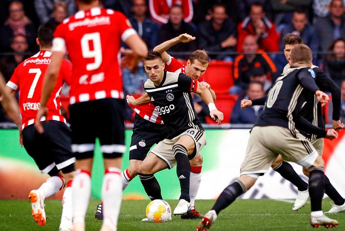 Dusan-Tadic in duel met Daniel Schwaab tijdens PSV-Ajax in september.