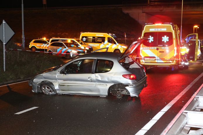 De mogelijke verdachte crashte met hoge snelheid op de A15.