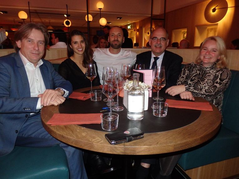 De feesttafel: Alex Asscheman (Rabobank) en Yadine Saz Raadschilders, Rocco Veenboer, Piet Boogert en Ilana Blogg, allemaal van het Lloyd Hotel Beeld Schuim