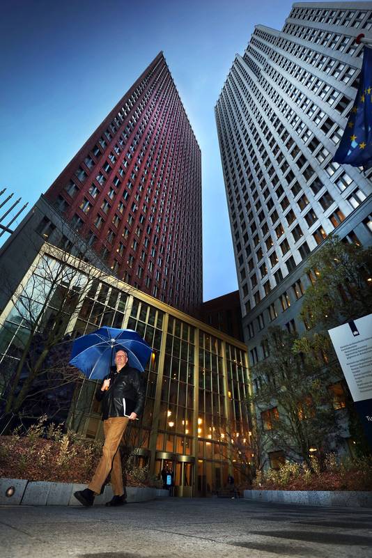 Op de 35ste etage van het Ministerie van Justitie en Veiligheid, aan de Turfmarkt in den Haag, heerste jarenlang een cultuur van beïnvloeding, zeggen klokkenluiders.