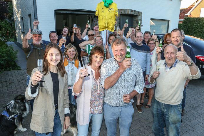 Feest ten huize Lampaert na zijn tijdritzege in de Tour. Vriendin Astrid Demeulemeester (links) en ouders (midden) poseren met een glaasje.