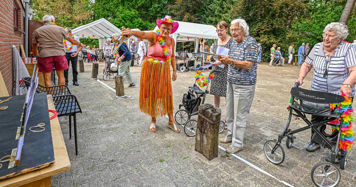 Ouderen spelen gezellig oudHollandse spelletjes in de bossen van