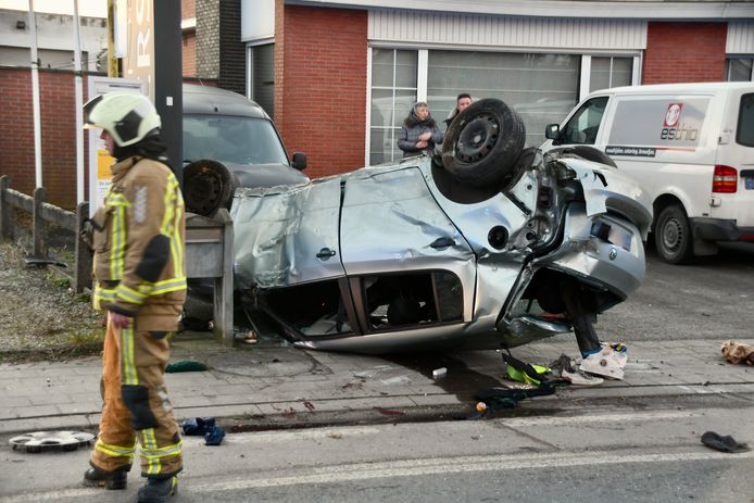 Bij het ongeval op het kruispunt van de Ledegemstraat met Clerck’s straat in Moorsele werd een grote ravage veroorzaakt.