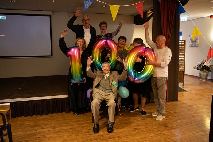 De honderdjarige Wies, omringd door zijn (achter)nichten, mantelzorger en aanhang.