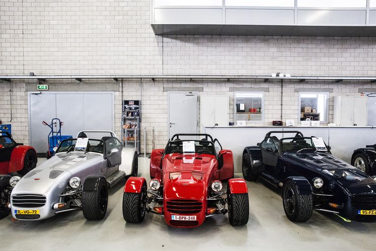 Donkervoort-sportwagens staan opgesteld in de bedrijfshal in Lelystad Beeld Aurelie Geurts