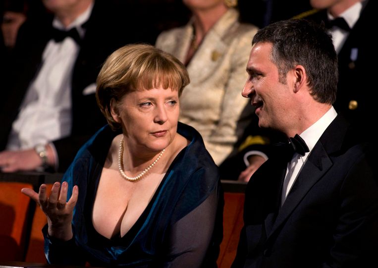 Merkel met de Noorweegse premier Jens Stoltenberg tijdens de opening van het operagebouw in Oslo. Beeld reuters