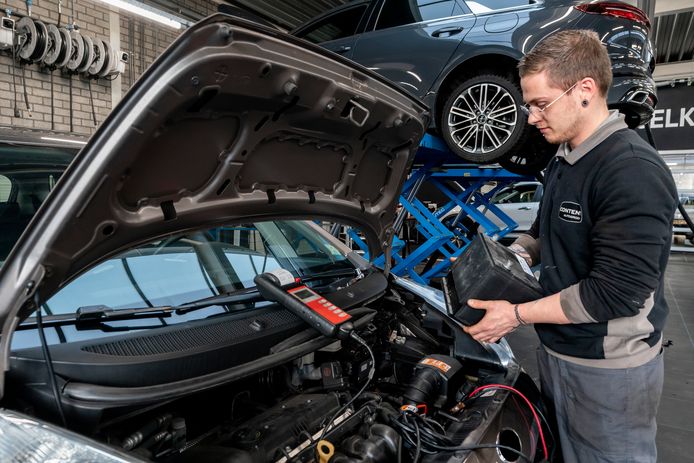 piek tactiek Koloniaal Duizenden auto's staan door lockdown (en vrieskou) met lege accu stil: 'Ga  een flink stuk rijden' | Den Bosch, Vught | bd.nl