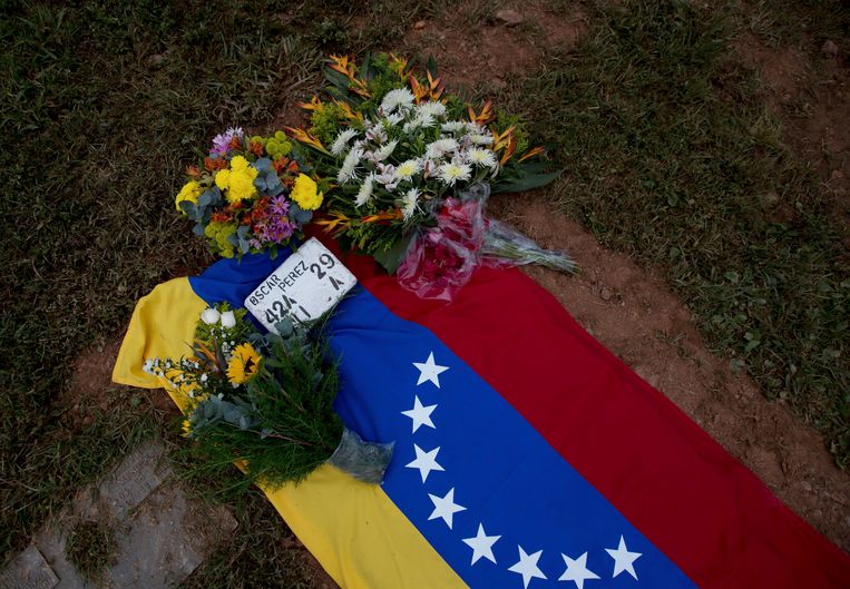 The tomb of rebel policeman Óscar Pérez is covered with a Venezuelan flag at a cemetery in Caracas, Venezuela. Beeld AP
