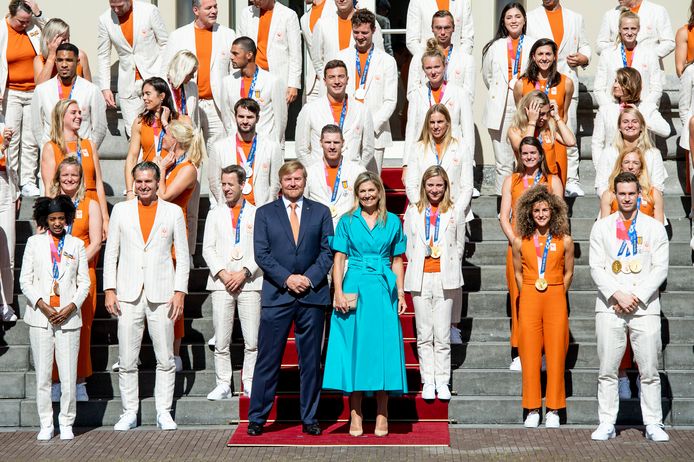 Koning Willem Alexander en koningin Máxima in de zomer van 2021 op Paleis Noordeinde in Den Haag met de Nederlandse medaillewinnaars van de Olympische Zomerspelen in Tokio.