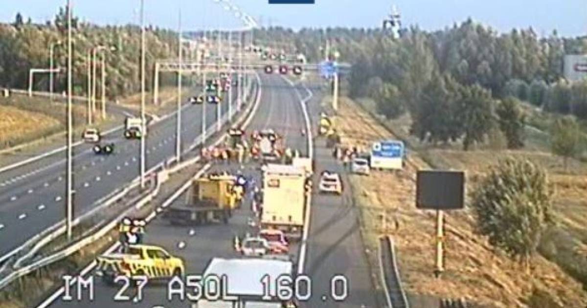Drie gewonden door ernstig ongeluk op A50: traumahelikopter landt op afgesloten snelweg.