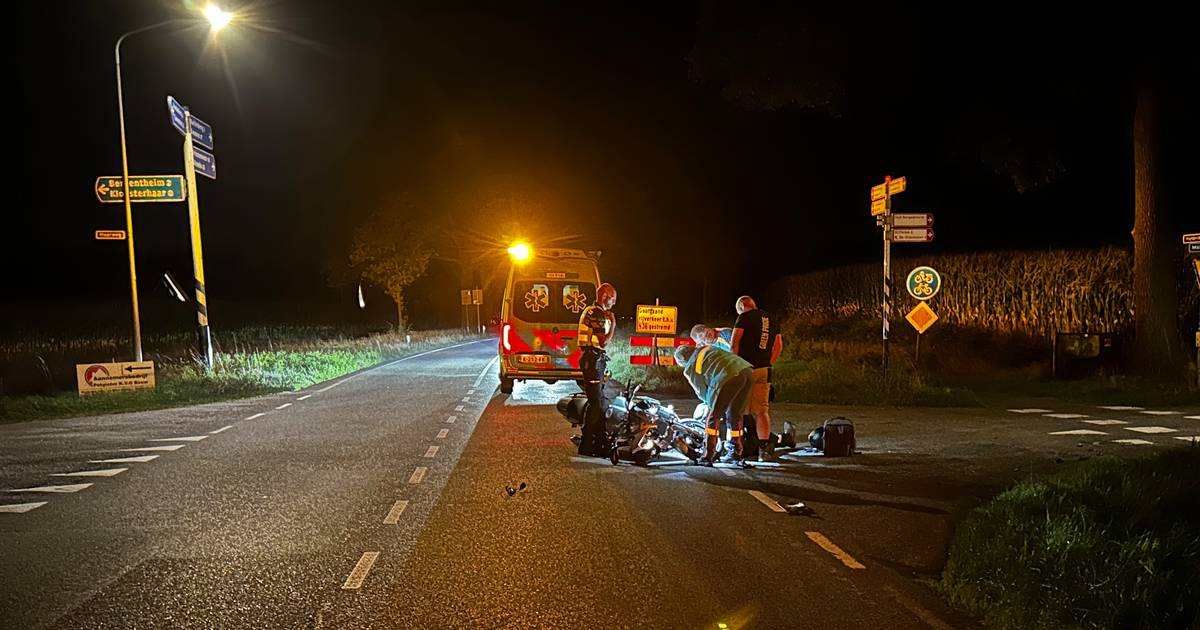 Busje en motorrijder botsen op elkaar bij Bergentheim: motorrijder naar het ziekenhuis