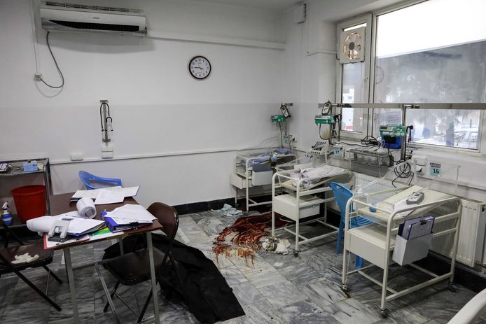 Bloedvlekken op de afdeling neonatologie in het ziekenhuis van Artsen Zonder Grenzen in Kabul.