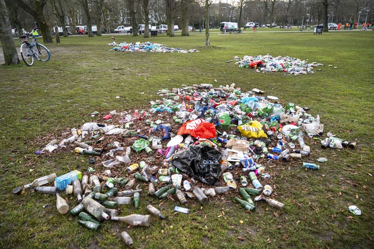 Gemeente gaat hele dag door met opruimen vuilnis Vondelpark