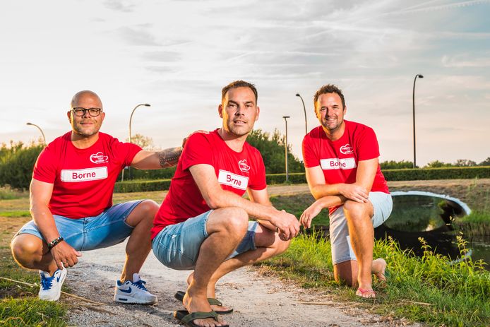 De Bornse mannen Aart-Jan Quak, Michel Peer en Job ten Thije (vanaf links) zetten zich in voor de stichting Twente Tegen Kanker, door op 24 september mee te lopen met de estafetterun.